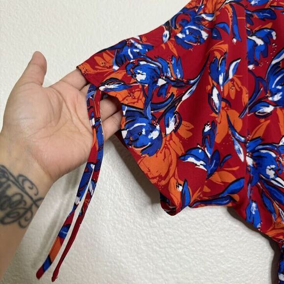 Pioneer Woman Top Medium Cinched Red Blue Floral Dolman Sleeves V-Neck Peplum - Picture 2 of 8